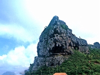 Einfahrt zur kleinen Insel Maupiti : Felsturm, Dorf